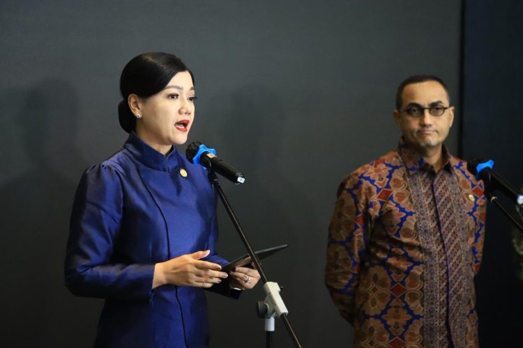 Ketua Dewan Komisioner OJK, Friderica Widyasari Dewi sat menyampaikan keterangan terkait pengakuan MSCI atas reformasi transparansi pasar modal Indonesia dalam sebuah acara di Jakarta, Selasa (20/4/2026). (Dok. Humas OJK Jambi)