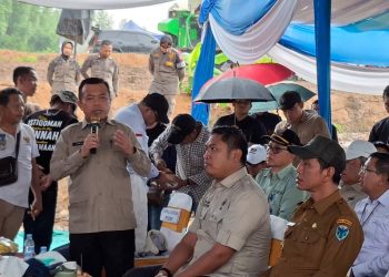Gubernur Jambi Al Haris menyampaikan arahan saat mendampingi kunjungan kerja Wakil Menteri Pertanian Sudaryono dalam kegiatan tanam padi Program Cetak Sawah Rakyat di Muara Bulian, Kabupaten Batang Hari, Selasa (21/4/2026). (Dok. Erit)