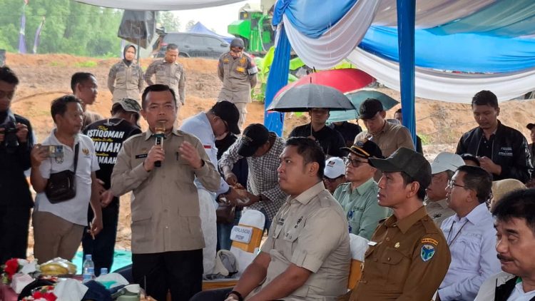 Gubernur Jambi Al Haris menyampaikan arahan saat mendampingi kunjungan kerja Wakil Menteri Pertanian Sudaryono dalam kegiatan tanam padi Program Cetak Sawah Rakyat di Muara Bulian, Kabupaten Batang Hari, Selasa (21/4/2026). (Dok. Erit)