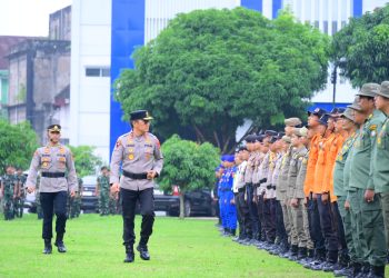 Kapolda Jambi Irjen Pol. Krisno H. Siregar memeriksa pasukan saat Apel Kesiapsiagaan Penanggulangan Kebakaran Hutan dan Lahan (karhutla) serta pengendalian massa di Lapangan Polresta Jambi, Rabu (22/4/2026). (Dok. Nahar)