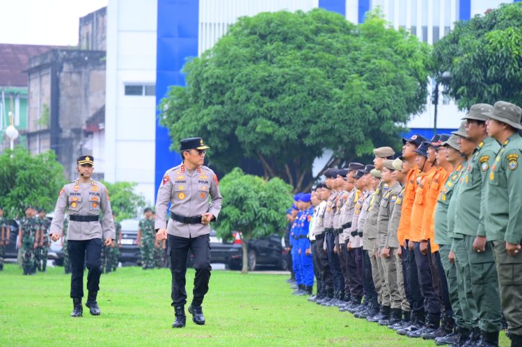 Kapolda Jambi Irjen Pol. Krisno H. Siregar memeriksa pasukan saat Apel Kesiapsiagaan Penanggulangan Kebakaran Hutan dan Lahan (karhutla) serta pengendalian massa di Lapangan Polresta Jambi, Rabu (22/4/2026). (Dok. Nahar)