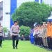 Kapolda Jambi Irjen Pol. Krisno H. Siregar memeriksa pasukan saat Apel Kesiapsiagaan Penanggulangan Kebakaran Hutan dan Lahan (karhutla) serta pengendalian massa di Lapangan Polresta Jambi, Rabu (22/4/2026). (Dok. Nahar)