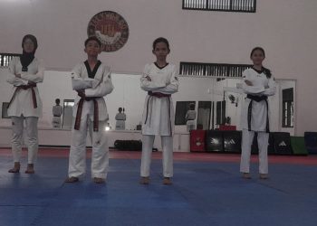 Enam atlet taekwondo Jambi bersama pelatih berpose jelang keberangkatan mengikuti Kejuaraan Nasional (Kejurnas) kategori kadet dan junior di GOR Sempaja, Samarinda, Kalimantan Timur, 23–26 April 2026. (Dok. Stepanus)