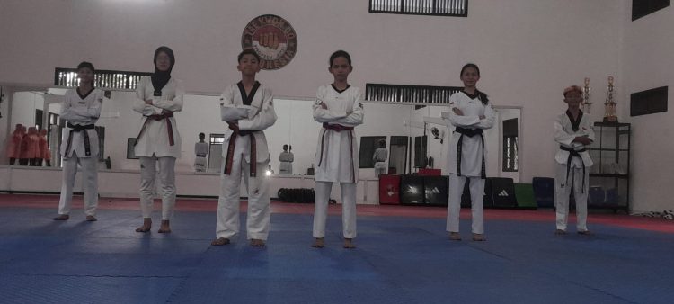 Enam atlet taekwondo Jambi bersama pelatih berpose jelang keberangkatan mengikuti Kejuaraan Nasional (Kejurnas) kategori kadet dan junior di GOR Sempaja, Samarinda, Kalimantan Timur, 23–26 April 2026. (Dok. Stepanus)