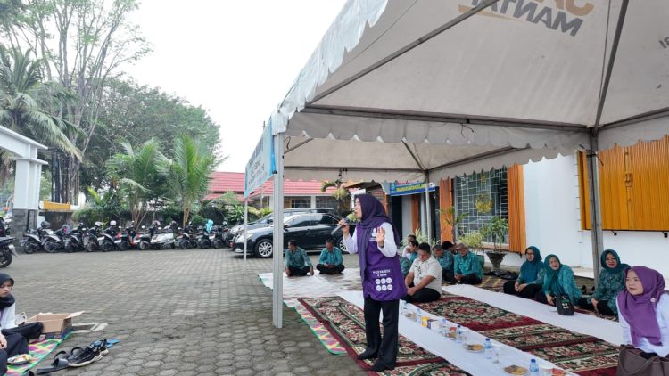 Ketua TP PKK Provinsi Jambi Hesnidar Haris menyampaikan sambutan saat kegiatan Pojok Berkah pembagian sarapan bergizi di Sekretariat TP PKK Provinsi Jambi, Rabu (22/4/2026). (Dok. Stepanus)