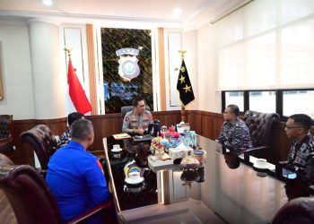 Kapolda Jambi Irjen Pol Krisno H. Siregar menerima audiensi Danlanal Palembang Kolonel Laut (P) Arry Hendrawan di ruang kerja Kapolda Jambi, Rabu (22/4/2026). (Dok.Humas)