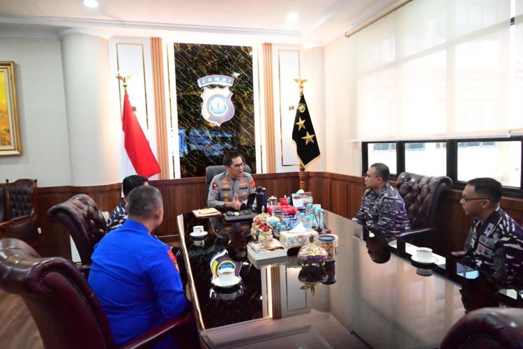 Kapolda Jambi Irjen Pol Krisno H. Siregar menerima audiensi Danlanal Palembang Kolonel Laut (P) Arry Hendrawan di ruang kerja Kapolda Jambi, Rabu (22/4/2026). (Dok.Humas)