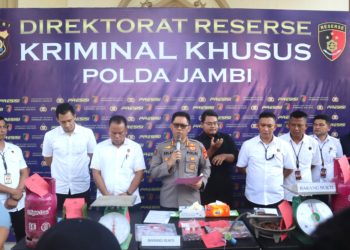 Kabid Humas Polda Jambi Kombes Pol. Erlan Munaji, dan di dampingi oleh Dirreskrimsus Kombes Pol. Taufik Nurmandia, serta jajaran saat  konferensi pers pengungkapan kasus penyalahgunaan gas LPG subsidi di Lobby Gedung B Polda Jambi, Rabu (22/4/2026). (Dok. Nahar)
