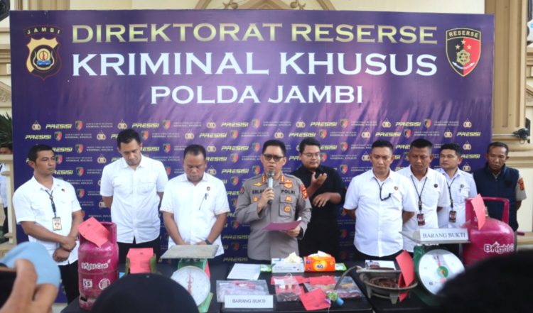 Kabid Humas Polda Jambi Kombes Pol. Erlan Munaji, dan di dampingi oleh Dirreskrimsus Kombes Pol. Taufik Nurmandia, serta jajaran saat konferensi pers pengungkapan kasus penyalahgunaan gas LPG subsidi di Lobby Gedung B Polda Jambi, Rabu (22/4/2026). (Dok. Nahar)