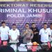 Kabid Humas Polda Jambi Kombes Pol. Erlan Munaji, dan di dampingi oleh Dirreskrimsus Kombes Pol. Taufik Nurmandia, serta jajaran saat  konferensi pers pengungkapan kasus penyalahgunaan gas LPG subsidi di Lobby Gedung B Polda Jambi, Rabu (22/4/2026). (Dok. Nahar)