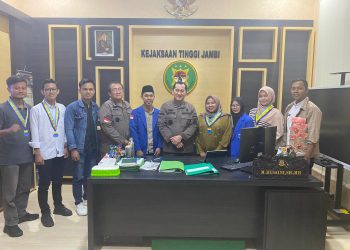 PKC PMII Jambi saat melakukan audiensi dengan pihak Kejaksaan Tinggi Jambi di Kantor Kejati Jambi, (Dok. Stepanus)