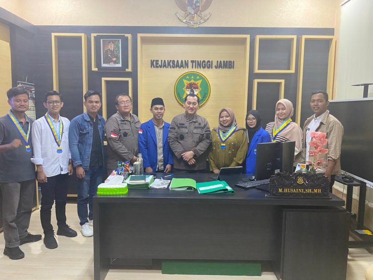 PKC PMII Jambi saat melakukan audiensi dengan pihak Kejaksaan Tinggi Jambi di Kantor Kejati Jambi, (Dok. Stepanus)