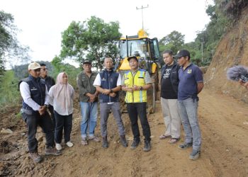 Tim UPTD Workshop dan Peralatan Dinas PUTR Provinsi Jambi bersama Dinas PUPR Kabupaten Kerinci meninjau langsung kondisi ruas jalan Pungut Mudik–Sungai Kuning yang tengah ditangani (Dok. Humas)