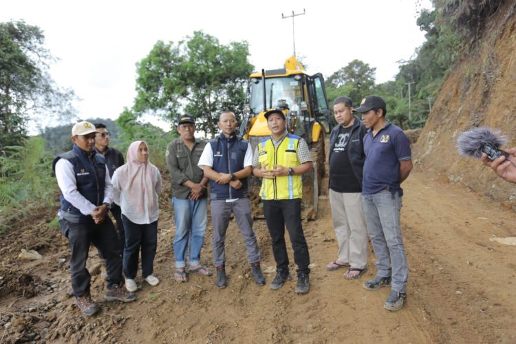 Tim UPTD Workshop dan Peralatan Dinas PUTR Provinsi Jambi bersama Dinas PUPR Kabupaten Kerinci meninjau langsung kondisi ruas jalan Pungut Mudik–Sungai Kuning yang tengah ditangani (Dok. Humas)