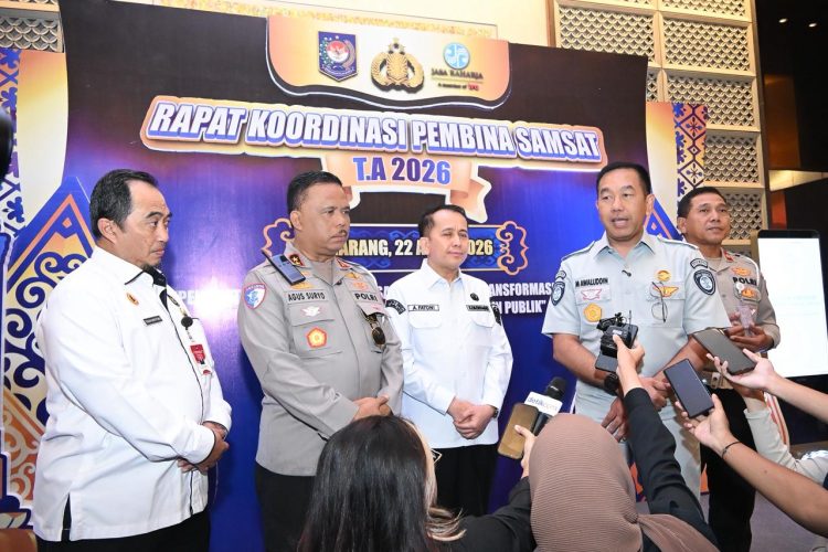 Sejumlah pejabat dari tiga pilar Samsat memberikan keterangan kepada media usai Rapat Koordinasi Pembina Samsat Tahun Anggaran 2026 di Semarang, Jawa Tengah, Selasa (22/4/2026). (Dok. Humas JR Jambi)