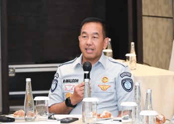 Direktur Utama Jasa Raharja Muhammad Awaluddin menyampaikan paparan dalam forum silaturahmi bersama perwakilan pengemudi ojek online dari 12 Polda di sela Rapat Koordinasi Pembina Samsat Tahun Anggaran 2026 di Semarang, Selasa (22/4/2026). (Dok. Humas JR Jambi)