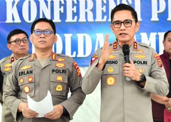 Kapolda Jambi Irjen Pol. Krisno H. Siregar (kanan) bersama Kabid Humas Polda Jambi Kombes Pol. Erlan Munaji (kiri) menyampaikan keterangan pers terkait perkembangan penyidikan kasus narkotika di Mapolda Jambi. (Dok. Nahar)