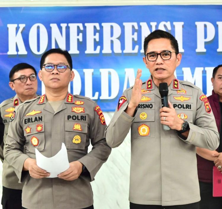 Kapolda Jambi Irjen Pol. Krisno H. Siregar (kanan) bersama Kabid Humas Polda Jambi Kombes Pol. Erlan Munaji (kiri) menyampaikan keterangan pers terkait perkembangan penyidikan kasus narkotika di Mapolda Jambi. (Dok. Nahar)