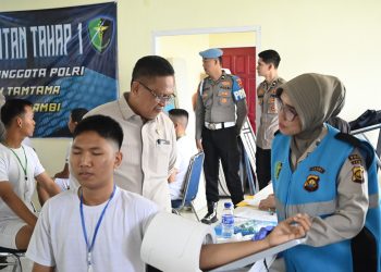 Petugas kesehatan melakukan pemeriksaan terhadap peserta seleksi penerimaan anggota Polri di Asrama Haji Kota Baru, Jambi, Kamis (23/4/2026). (Dok. Nahar)