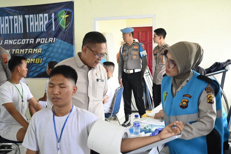 Petugas kesehatan melakukan pemeriksaan terhadap peserta seleksi penerimaan anggota Polri di Asrama Haji Kota Baru, Jambi, Kamis (23/4/2026). (Dok. Nahar)