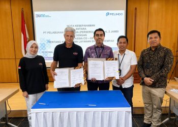 Perwakilan PT Pelabuhan Indonesia (Persero) Regional 2 Jambi dan PT Cassia Co-Op menunjukkan dokumen nota kesepahaman (MoU) usai penandatanganan kerja sama peningkatan ekspor kayu manis di Kantor Pelindo Regional 2, Jambi, Rabu (22/4/2026). (Dok. Stepanus)