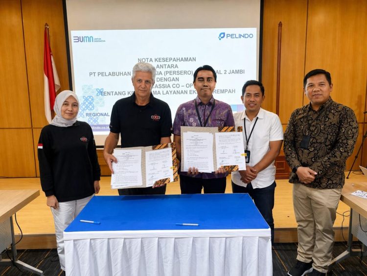 Perwakilan PT Pelabuhan Indonesia (Persero) Regional 2 Jambi dan PT Cassia Co-Op menunjukkan dokumen nota kesepahaman (MoU) usai penandatanganan kerja sama peningkatan ekspor kayu manis di Kantor Pelindo Regional 2, Jambi, Rabu (22/4/2026). (Dok. Stepanus)