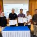 Perwakilan PT Pelabuhan Indonesia (Persero) Regional 2 Jambi dan PT Cassia Co-Op menunjukkan dokumen nota kesepahaman (MoU) usai penandatanganan kerja sama peningkatan ekspor kayu manis di Kantor Pelindo Regional 2, Jambi, Rabu (22/4/2026). (Dok. Stepanus)