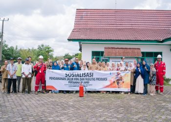 Pertamina EP Jambi bersama Dinas Pemadam Kebakaran Kabupaten Batang Hari berfoto bersama warga usai kegiatan sosialisasi pengamanan jalur pipa dan fasilitas produksi di Kantor Camat Bajubang, Batang Hari, Selasa (21/4/2026). (Dok. Stepanus)