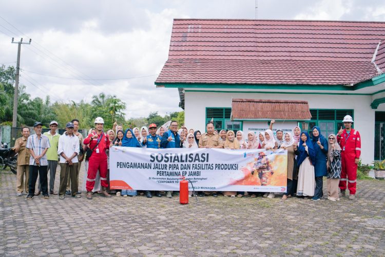 Pertamina EP Jambi bersama Dinas Pemadam Kebakaran Kabupaten Batang Hari berfoto bersama warga usai kegiatan sosialisasi pengamanan jalur pipa dan fasilitas produksi di Kantor Camat Bajubang, Batang Hari, Selasa (21/4/2026). (Dok. Stepanus)