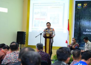 Kapolda Jambi Irjen Pol. Krisno H. Siregar menyampaikan materi dalam kegiatan penguatan stabilitas sosial melalui edukasi hukum dan pemberdayaan Suku Anak Dalam (SAD) di Hotel Ratu & Resort, Kota Jambi, Kamis (23/4/2026). (Dok. Nahar)