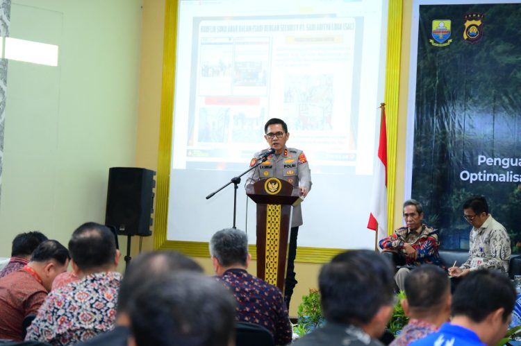 Kapolda Jambi Irjen Pol. Krisno H. Siregar menyampaikan materi dalam kegiatan penguatan stabilitas sosial melalui edukasi hukum dan pemberdayaan Suku Anak Dalam (SAD) di Hotel Ratu & Resort, Kota Jambi, Kamis (23/4/2026). (Dok. Nahar)