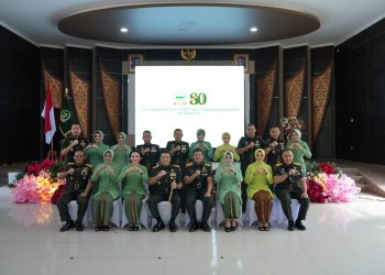 Pangdam I/Bukit Barisan Mayjen TNI Arief Gajah Mada bersama jajaran dan anggota Persit Kartika Chandra Kirana Daerah I/Bukit Barisan berfoto usai peringatan HUT ke-80 Persit di Gedung Sapta Marga, Padang, Kamis (23/4/2026). (Dok. Penrem)