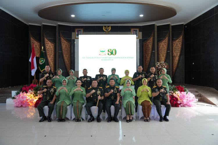 Pangdam I/Bukit Barisan Mayjen TNI Arief Gajah Mada bersama jajaran dan anggota Persit Kartika Chandra Kirana Daerah I/Bukit Barisan berfoto usai peringatan HUT ke-80 Persit di Gedung Sapta Marga, Padang, Kamis (23/4/2026). (Dok. Penrem)