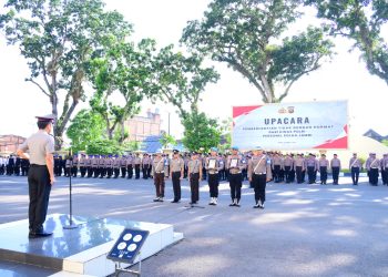 Kapolda Jambi Irjen Pol. Krisno H. Siregar memimpin upacara Pemberhentian Tidak Dengan Hormat (PTDH) terhadap empat personel di Lapangan Hitam Mapolda Jambi, Jumat (24/4/2026), (Dok. Nahar)