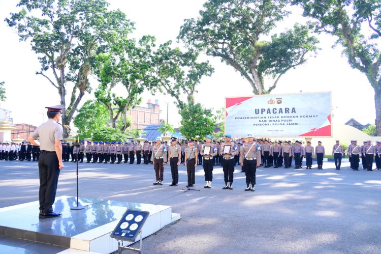 Kapolda Jambi Irjen Pol. Krisno H. Siregar memimpin upacara Pemberhentian Tidak Dengan Hormat (PTDH) terhadap empat personel di Lapangan Hitam Mapolda Jambi, Jumat (24/4/2026), (Dok. Nahar)