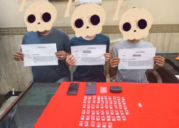 Tiga tersangka kasus narkotika diamankan Satresnarkoba Polresta Jambi bersama barang bukti 56 paket sabu di Mapolresta Jambi. (Dok, Nahar)