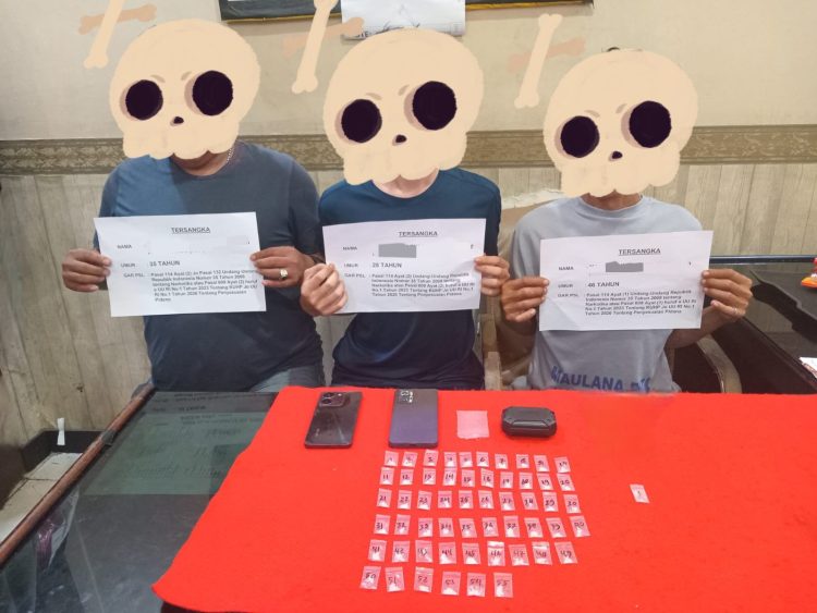 Tiga tersangka kasus narkotika diamankan Satresnarkoba Polresta Jambi bersama barang bukti 56 paket sabu di Mapolresta Jambi. (Dok, Nahar)