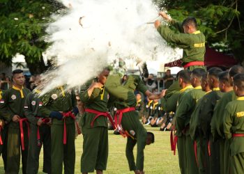 Atraksi pencak silat militer oleh prajurit Kodam XX/Tuanku Imam Bonjol saat pengukuhan di Sport Center Kodam XX/TIB, Padang, Kamis (23/4/2026).(Dok. Irwan)
