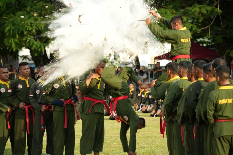 Atraksi pencak silat militer oleh prajurit Kodam XX/Tuanku Imam Bonjol saat pengukuhan di Sport Center Kodam XX/TIB, Padang, Kamis (23/4/2026).(Dok. Irwan)