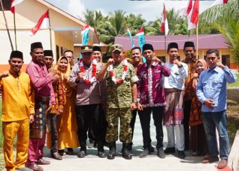 Komandan Kodim 0419/Tanjab Letkol Inf. Zulhiardi bersama pemerintah daerah dan masyarakat berfoto usai peresmian Jembatan Beton Garuda Tahap III dan IV di Desa Teluk Ketapang, Kecamatan Senyerang, Tanjung Jabung Barat, Jumat (24/4/2026) (Dok. Nahar)