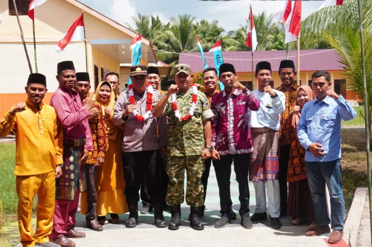 Komandan Kodim 0419/Tanjab Letkol Inf. Zulhiardi bersama pemerintah daerah dan masyarakat berfoto usai peresmian Jembatan Beton Garuda Tahap III dan IV di Desa Teluk Ketapang, Kecamatan Senyerang, Tanjung Jabung Barat, Jumat (24/4/2026) (Dok. Nahar)