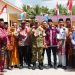 Komandan Kodim 0419/Tanjab Letkol Inf. Zulhiardi bersama pemerintah daerah dan masyarakat berfoto usai peresmian Jembatan Beton Garuda Tahap III dan IV di Desa Teluk Ketapang, Kecamatan Senyerang, Tanjung Jabung Barat, Jumat (24/4/2026) (Dok. Nahar)