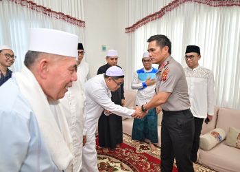 Kapolda Jambi Irjen Pol. Krisno H. Siregar bersalaman dengan tokoh agama KH Ahmad Mubarok saat kegiatan silaturahmi di Kota Jambi, Jumat (24/4/2026) (Dok. Nahar)