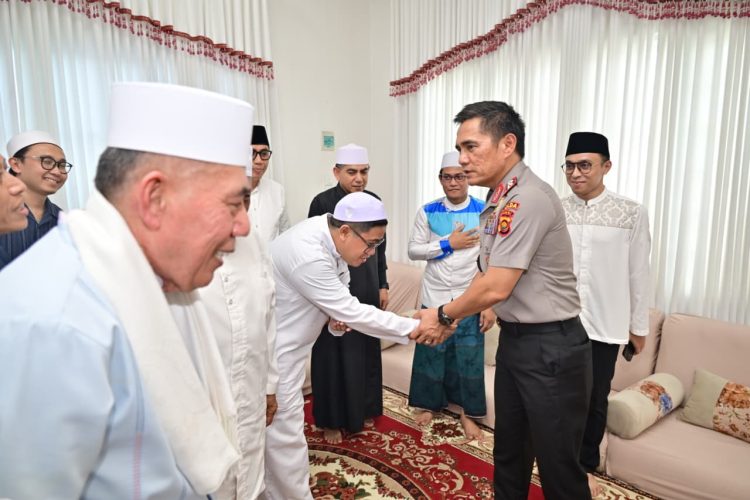 Kapolda Jambi Irjen Pol. Krisno H. Siregar bersalaman dengan tokoh agama KH Ahmad Mubarok saat kegiatan silaturahmi di Kota Jambi, Jumat (24/4/2026) (Dok. Nahar)