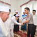 Kapolda Jambi Irjen Pol. Krisno H. Siregar bersalaman dengan tokoh agama KH Ahmad Mubarok saat kegiatan silaturahmi di Kota Jambi, Jumat (24/4/2026) (Dok. Nahar)