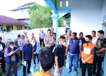 Personel Polda Jambi melakukan rekonstruksi kasus dugaan tindak pidana rudapaksa dengan menghadirkan tersangka di salah satu lokasi kejadian, Jumat (24/4/2026) (Dok. Nahar)