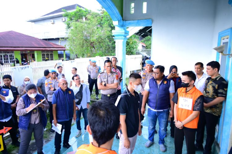 Personel Polda Jambi melakukan rekonstruksi kasus dugaan tindak pidana rudapaksa dengan menghadirkan tersangka di salah satu lokasi kejadian, Jumat (24/4/2026) (Dok. Nahar)