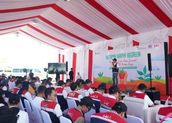 Manajemen Hutama Karya mengikuti kegiatan penanaman pohon dalam program penghijauan Jalan Tol Trans-Sumatera di Rest Area KM 41 Tol Binjai–Langsa, Sumatra, Selasa (22/4/2026). (Dok. Humas HK)
