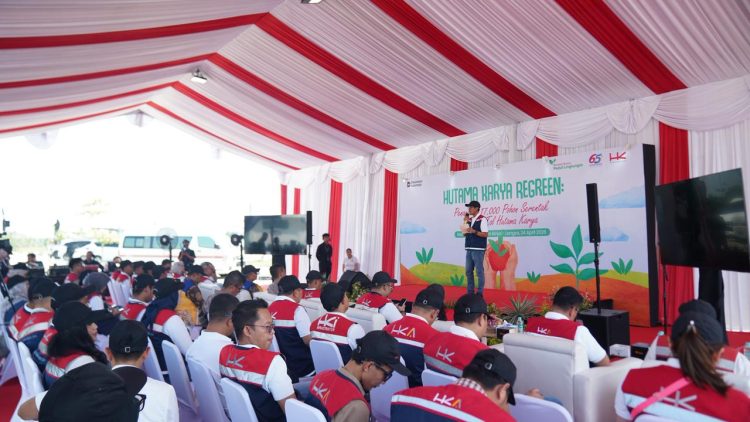 Manajemen Hutama Karya mengikuti kegiatan penanaman pohon dalam program penghijauan Jalan Tol Trans-Sumatera di Rest Area KM 41 Tol Binjai–Langsa, Sumatra, Selasa (22/4/2026). (Dok. Humas HK)