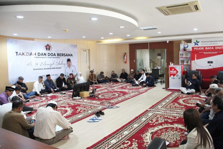 Ketua Umum PWI Pusat Akhmad Munir bersama pengurus dan anggota mengikuti takziah serta doa bersama tujuh hari wafatnya Sekjen PWI Pusat Zulmansyah Sekedang di Gedung Dewan Pers, Jakarta Pusat, Jumat (24/4/2026). (Dok. PWI)